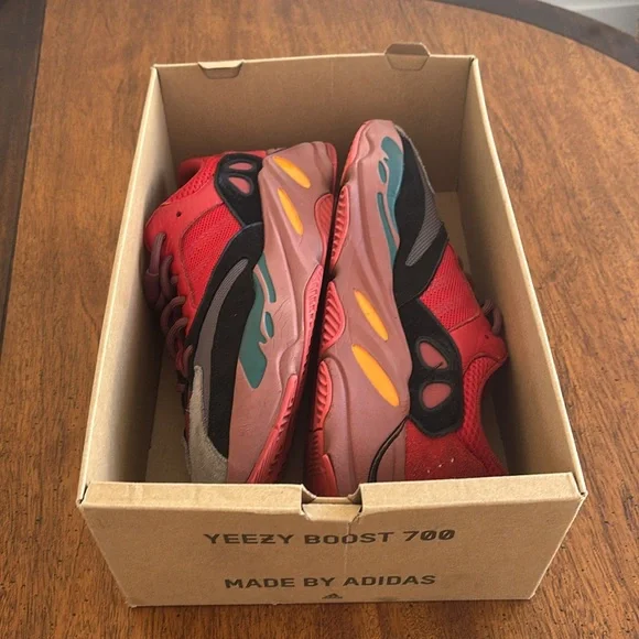 Yeezy Boost 700 - Picture 10 of 10